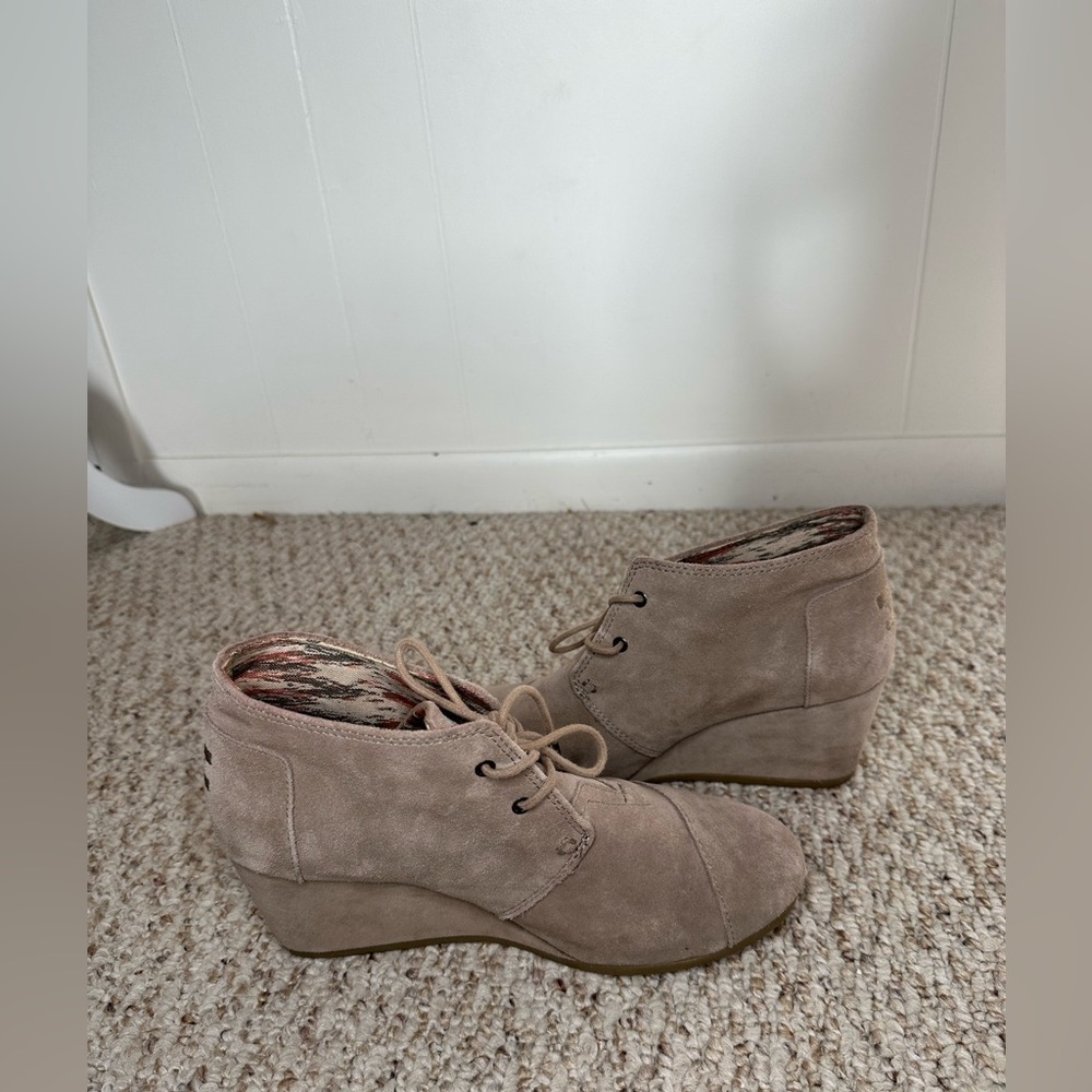 Toms Womens Suede Desert Ankle Boots Taupe Wedge Heels Lace Up Size 10